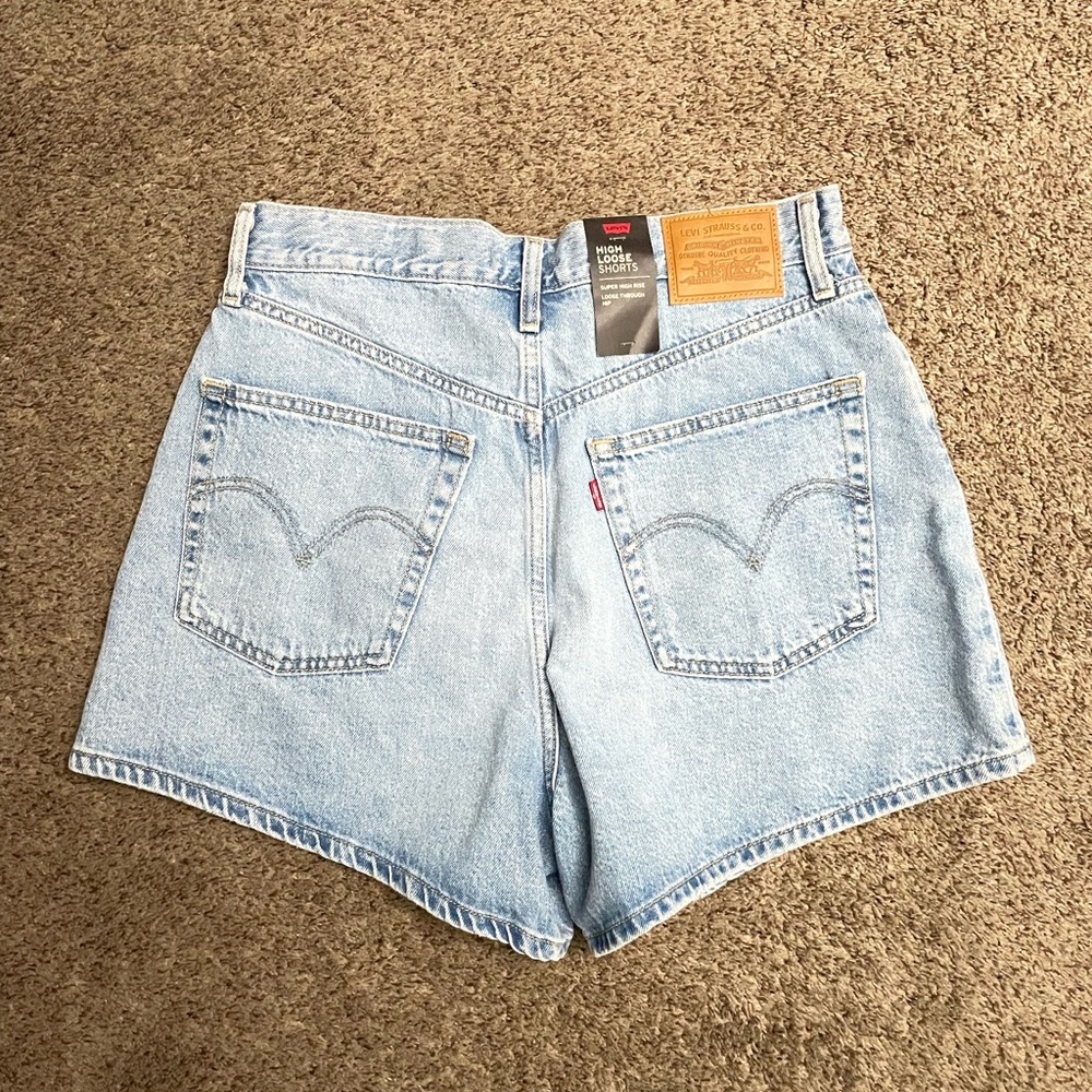 Levis Women’s High Loose Jean Shorts NWT - Picture 2 of 3